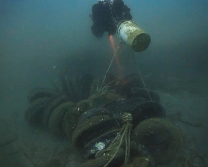 Una discarica di copertoni in fondo al mare