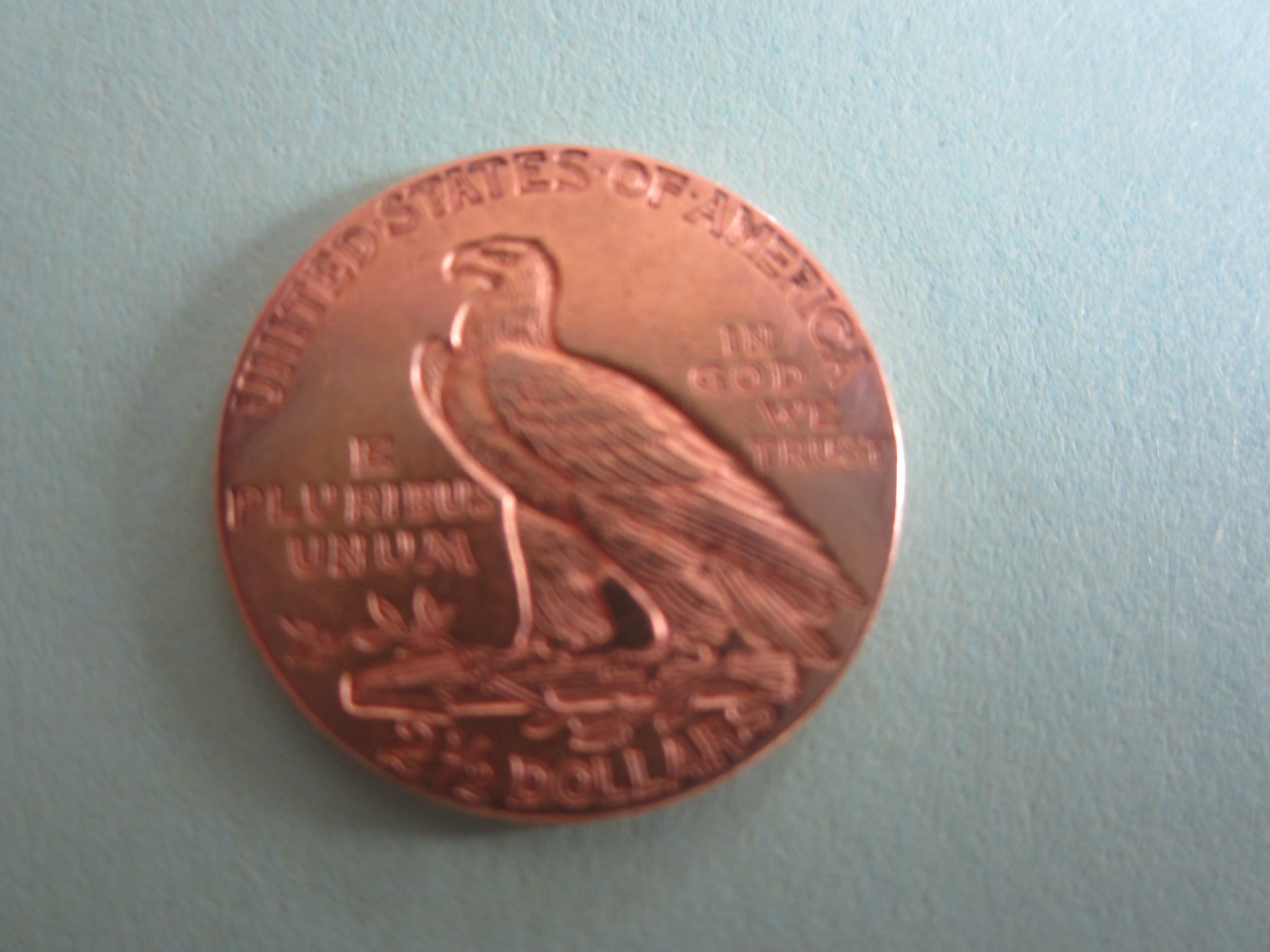 Quel dollaro d’oro con  100 anni di storia  ritrovato dentro un  bottiglione di Calvari
