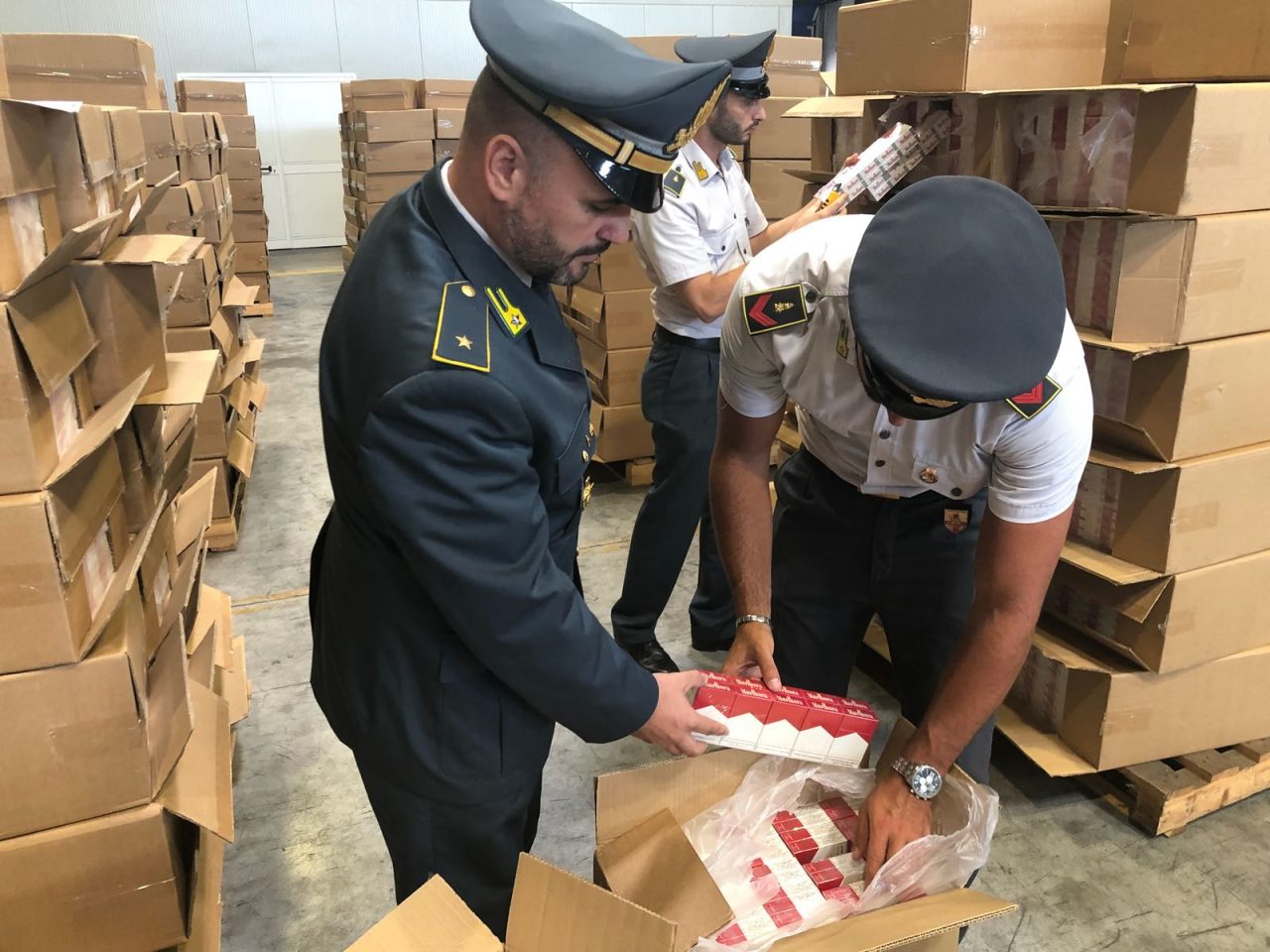 Operazione fumo di ponente, sequestrati 400mila pacchetti di sigarette contraffatti