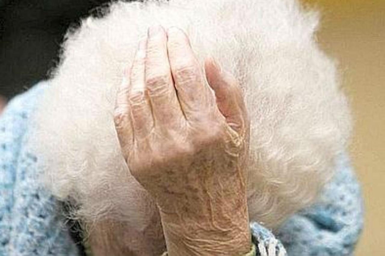 Tocca parti intime ad un’anziana affetta da deficit cognitivo, arrestato infermiere