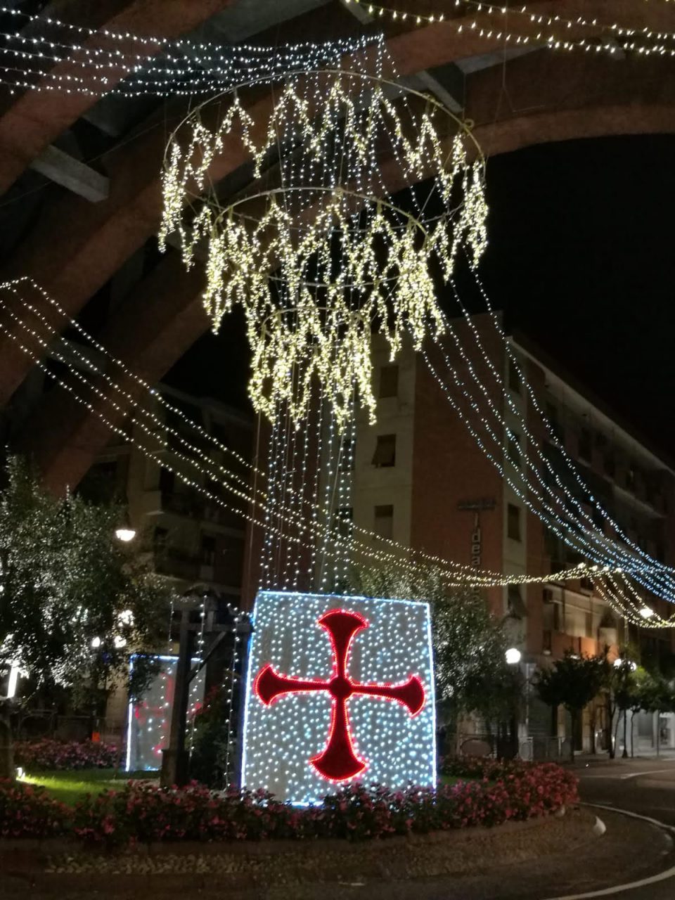 Un albero di luci bianche nel cuore di Recco