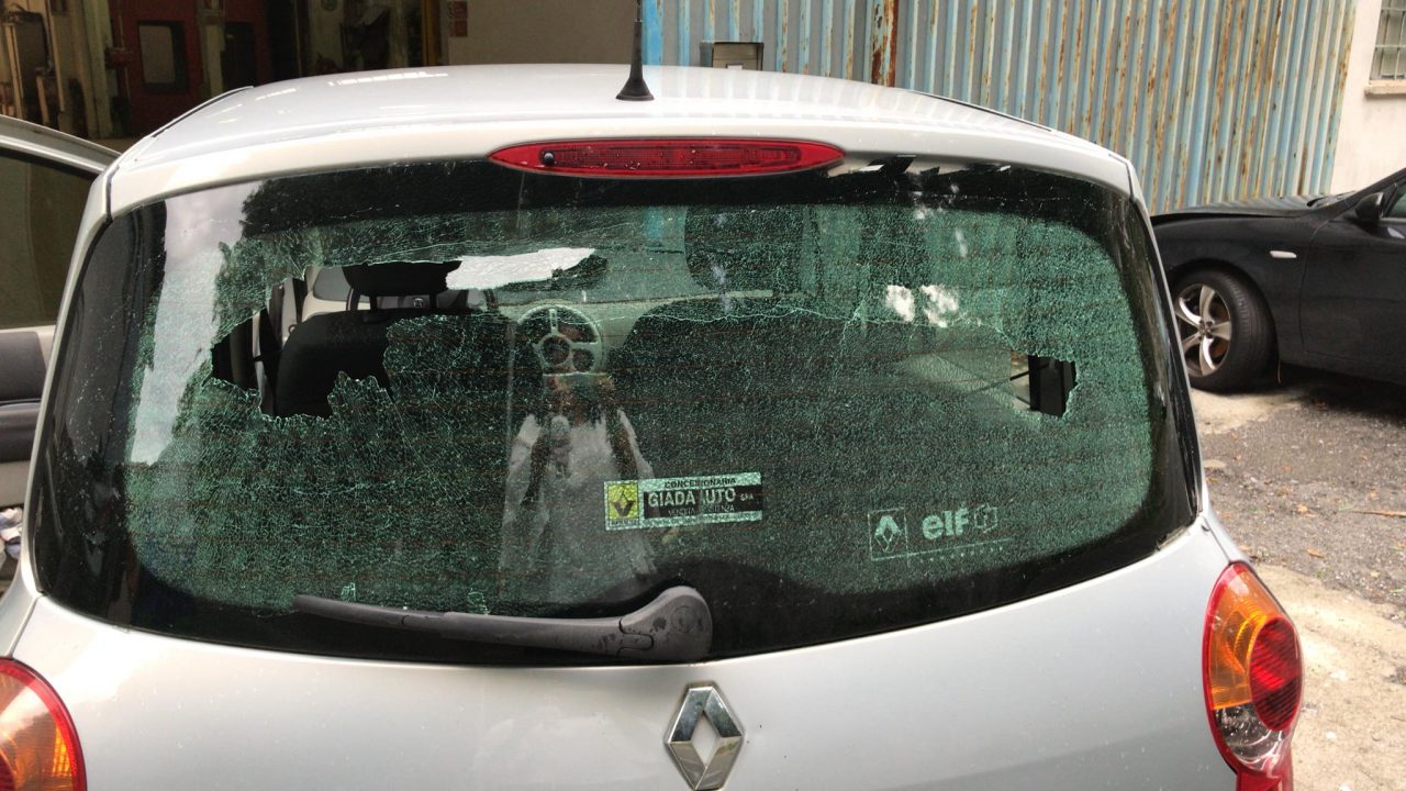 Sasso su un’automobile che percorreva l’autostrada A 12