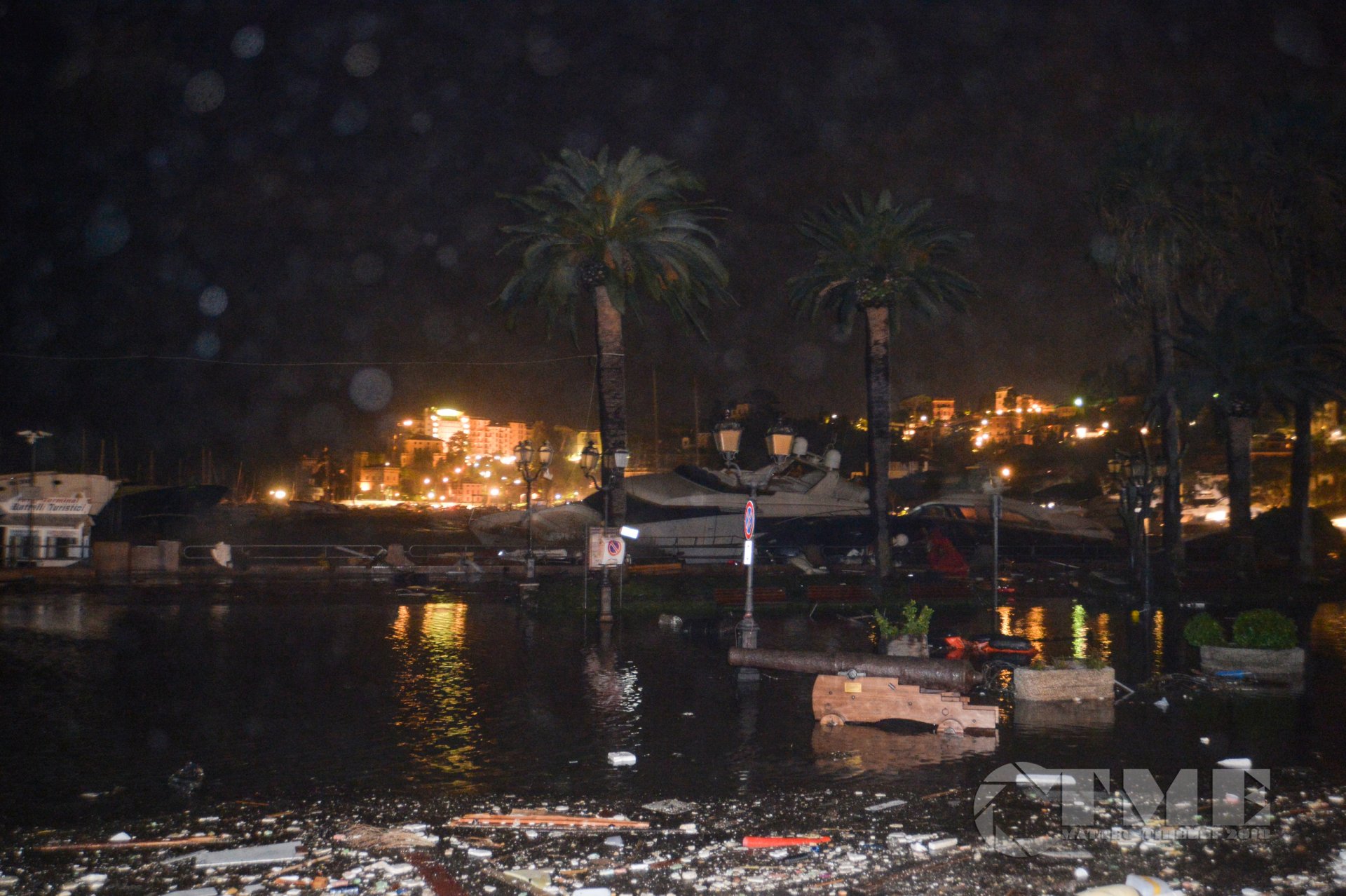 Apocalisse a Rapallo devastato il porto marinai in balia delle onde 05