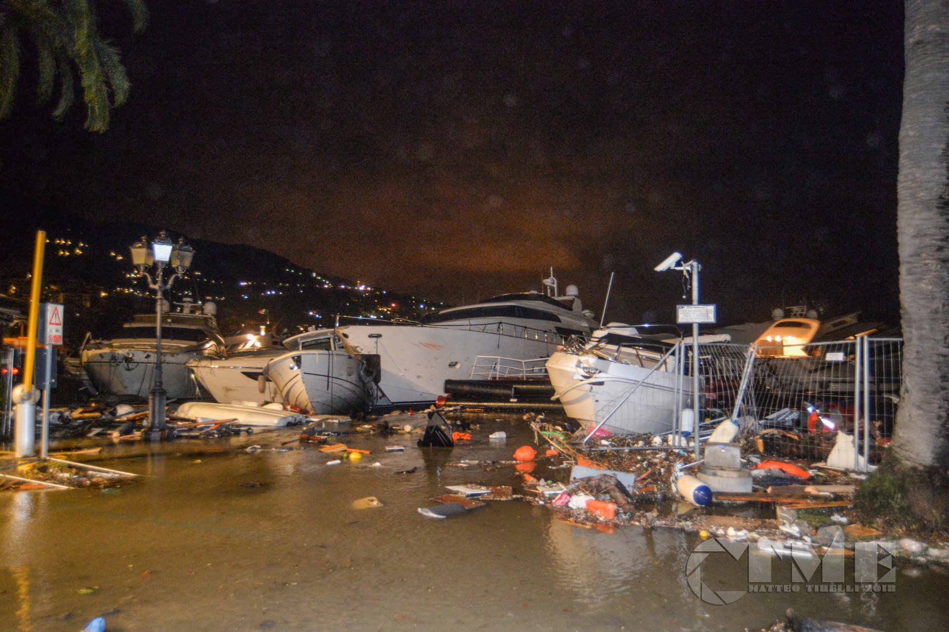 Apocalisse a Rapallo devastato il porto marinai in balia delle onde 19