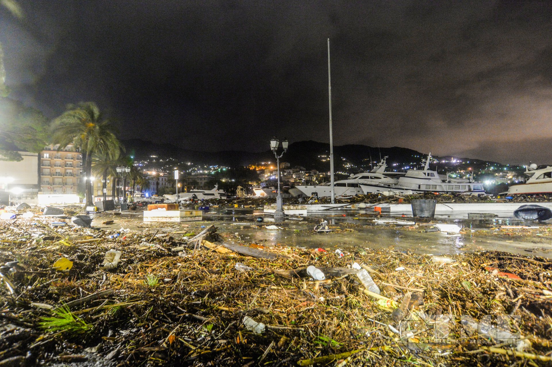 Apocalisse a Rapallo devastato il porto marinai in balia delle onde 21