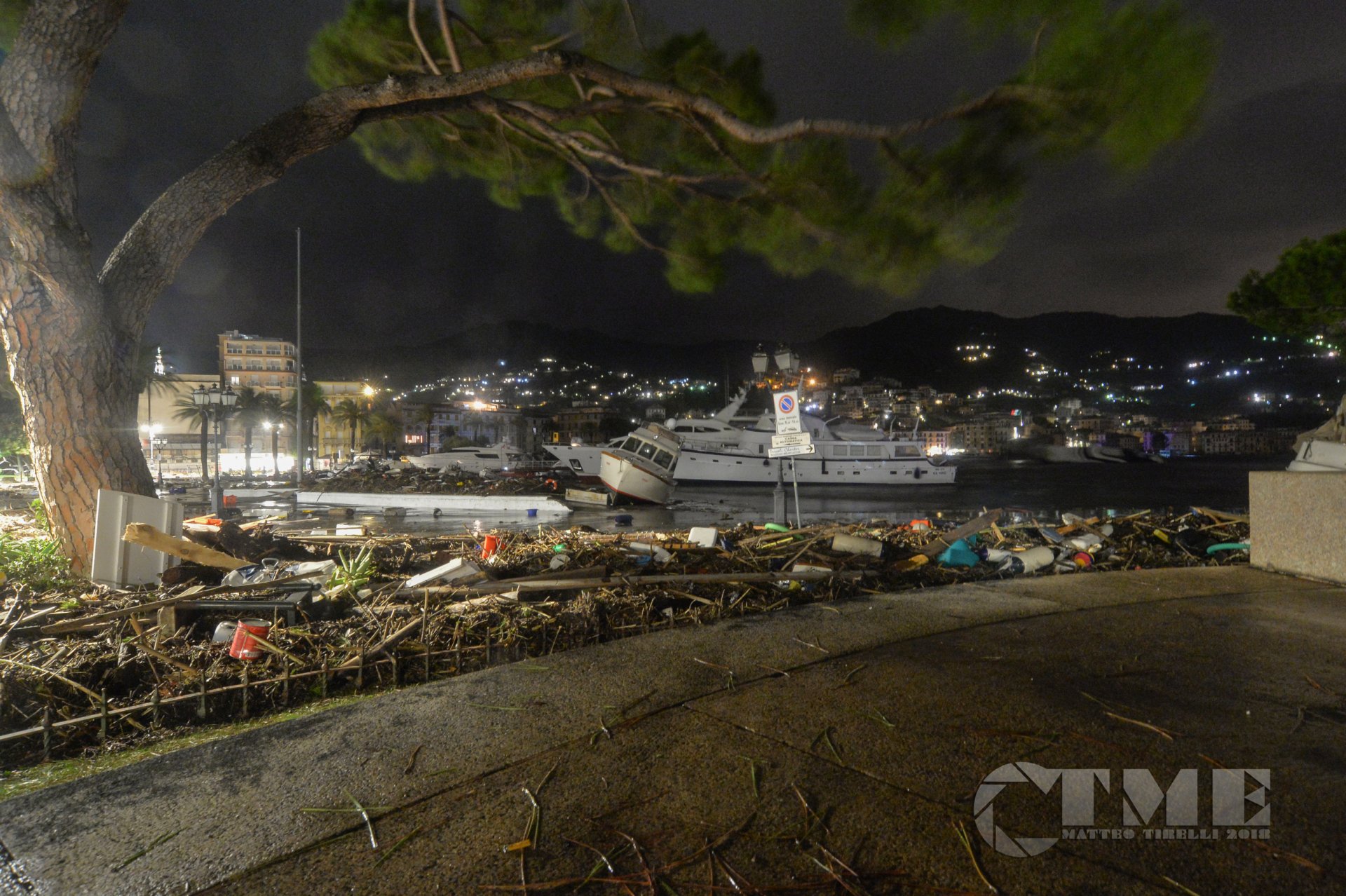 Apocalisse a Rapallo devastato il porto marinai in balia delle onde 25