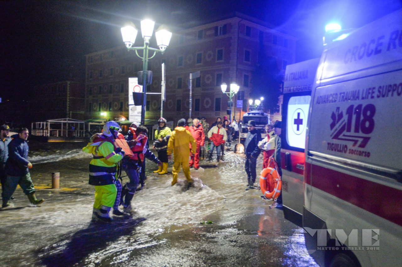 Tragedia sfiorata a Santa, salvata donna caduta in mare