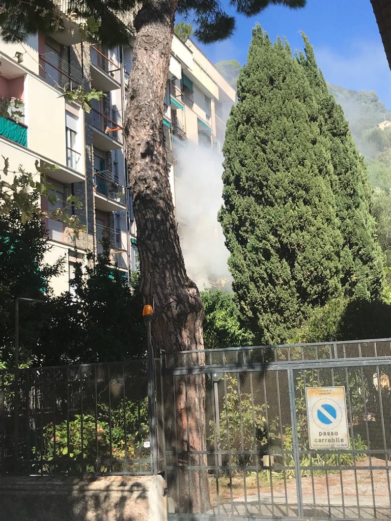 Chiavari, fuoco in un appartamento