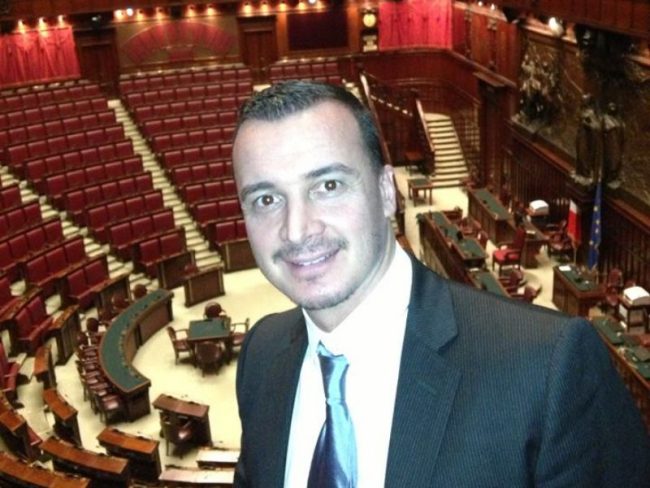 43 morti nel crollo del ponte e Rocco Casalino arrabbiato per il Ferragosto saltato