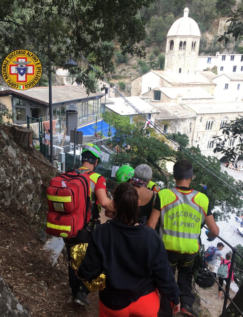 Scivola sul sentiero per San Fruttuoso, intervengono i soccorsi