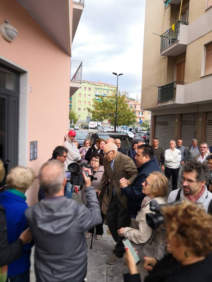 Dona la sua palazzina ai bisognosi e poi si suicida: shock a Lavagna