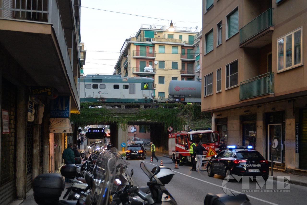 Treno deragliato a Rapallo, rimossa la cisterna