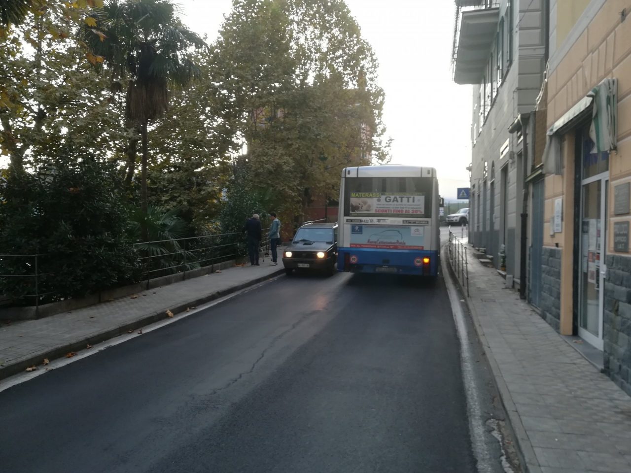 333, si riduce il marciapiede per far passare meglio i mezzi