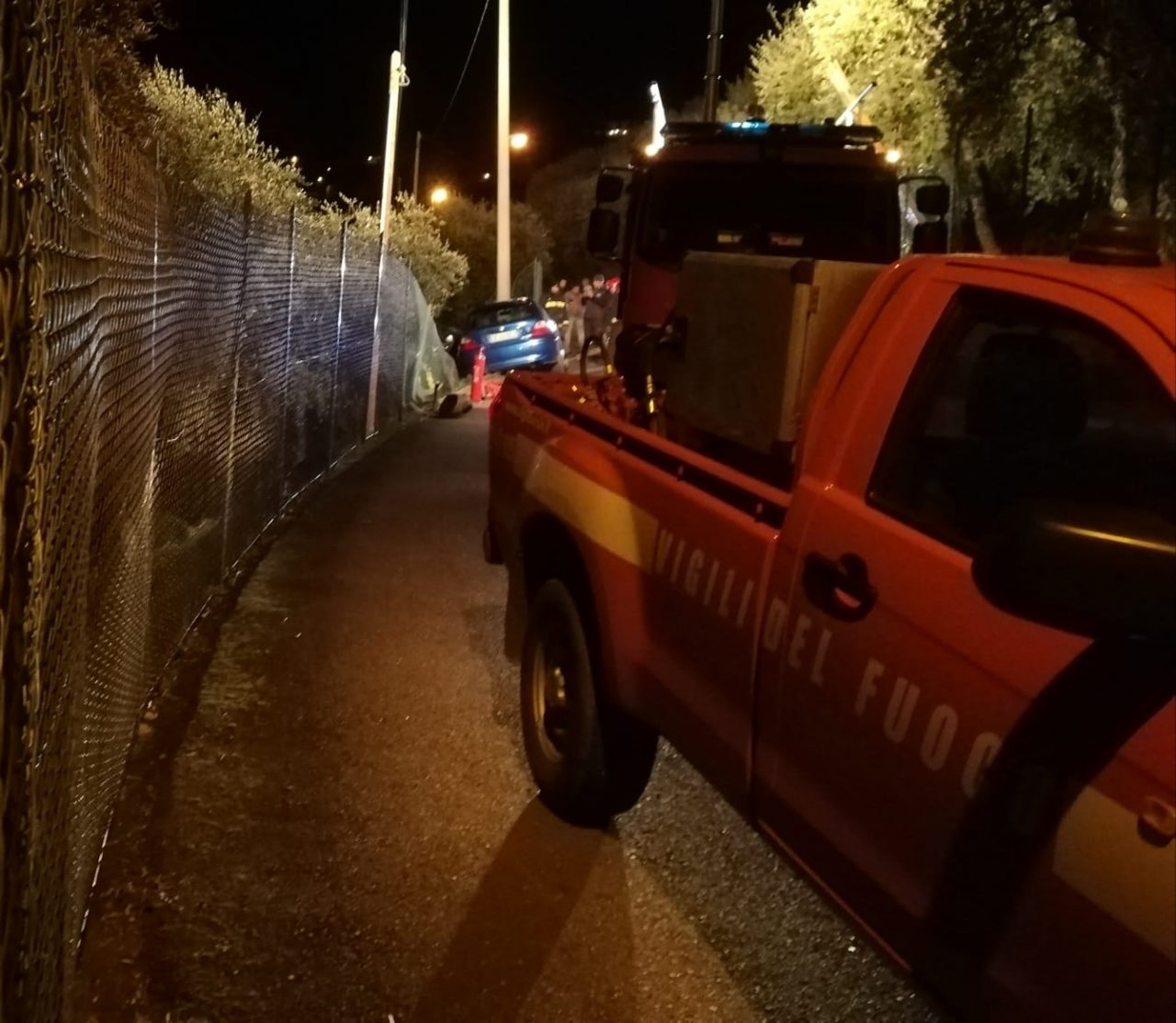Chiavari, auto finisce fuori strada sfondando la recinzione