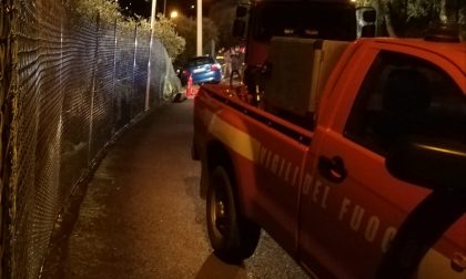 Chiavari, auto finisce fuori strada sfondando la recinzione