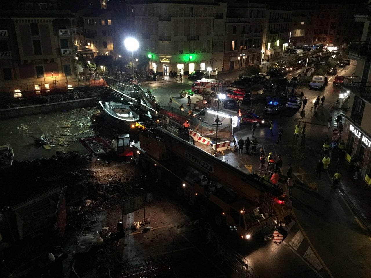 Rapallo, rimossa l’imbarcazione che ostruiva la foce del torrente San Francesco