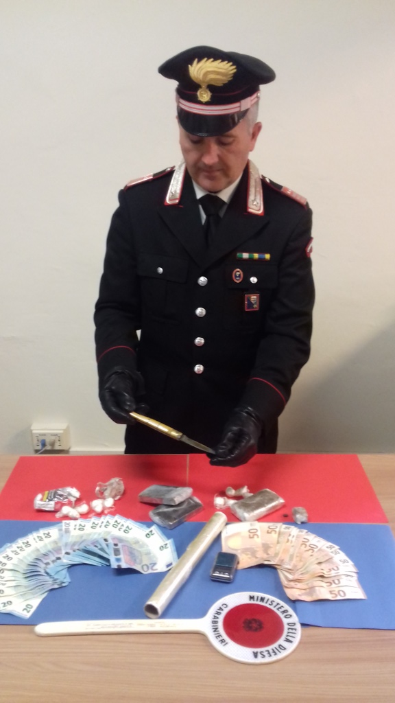 Spacciava cocaina e hashish, arrestato