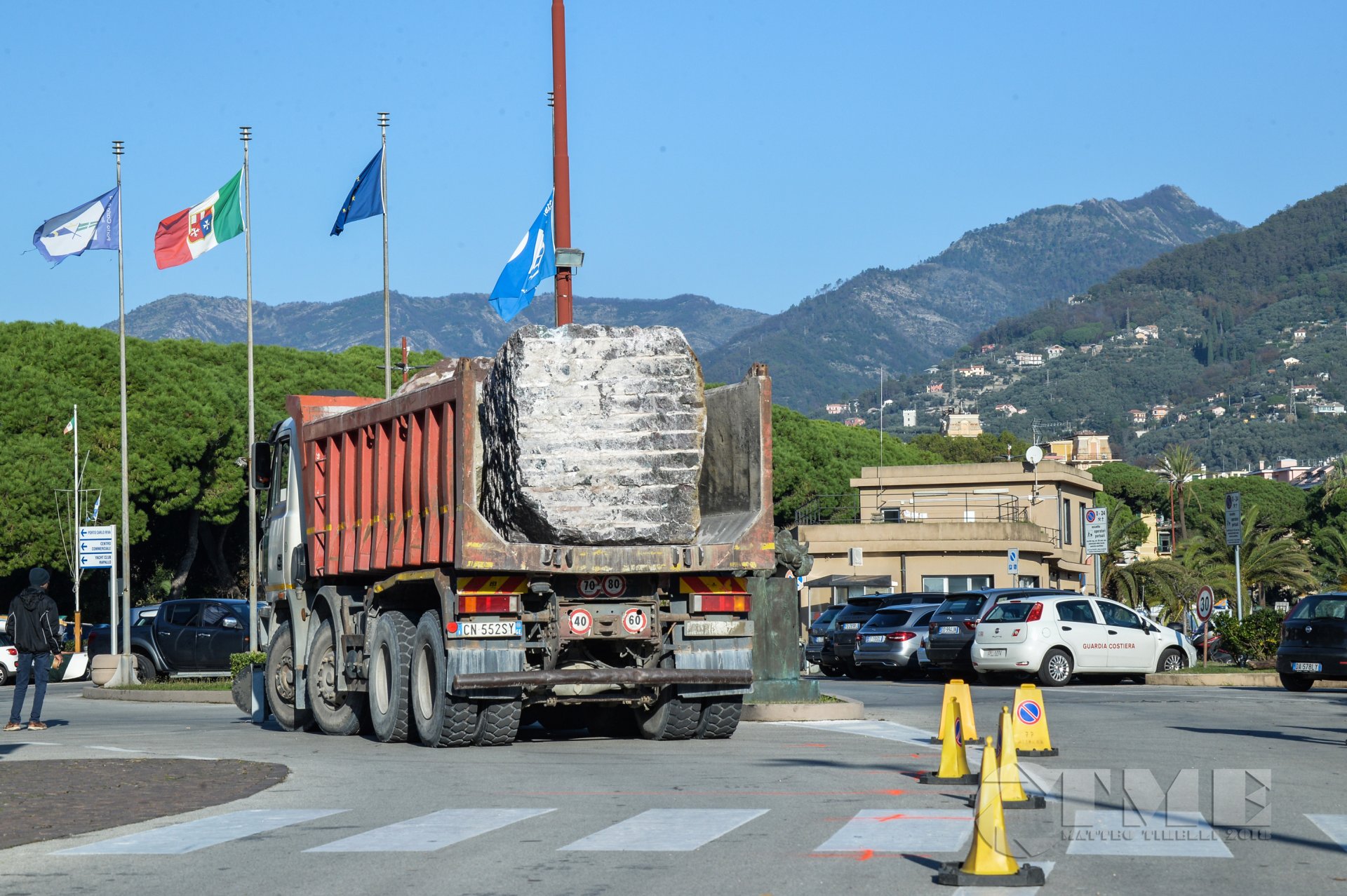 Porto Carlo Riva - Collaudo statico per passaggio camion massi rinforzo diga 019