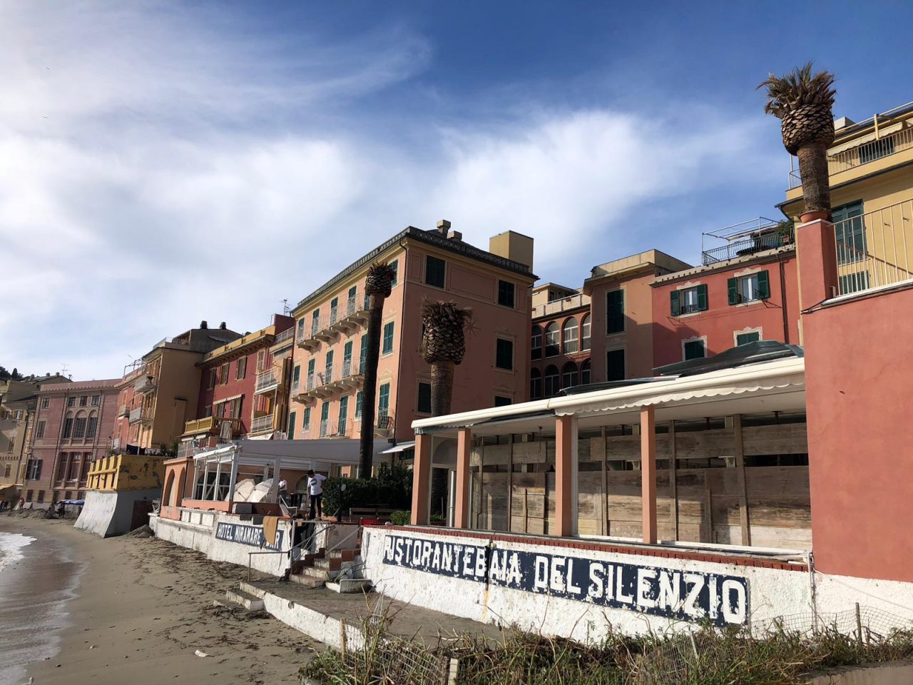Anche l’Hotel Miramare a Sestri distrutto dalle onde