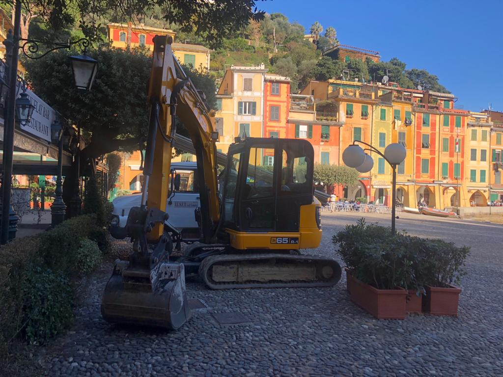 Portofino: sbarcati i mezzi meccanici, oggi iniziano i lavori alla strada provinciale 227