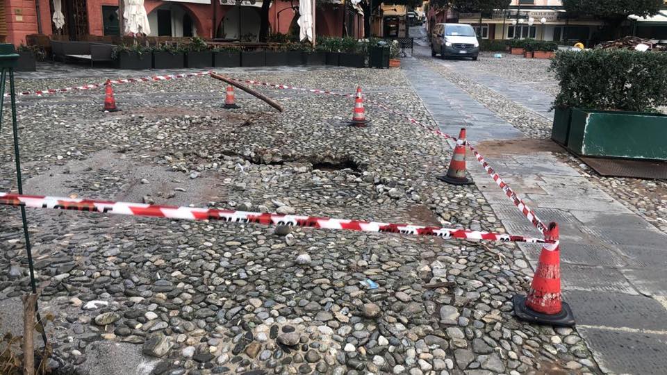 Il maltempo continua a infierire su Portofino: cede la mitica Piazzetta