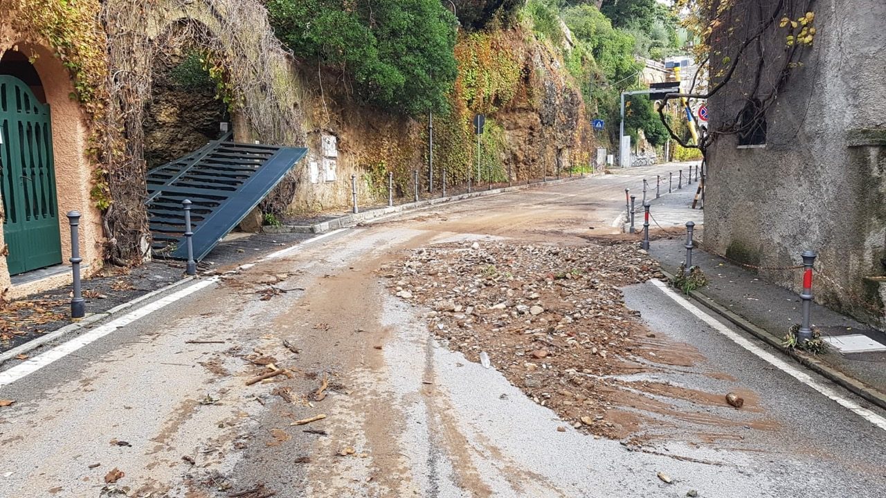 Paraggi «investita da un fiume di fango», in corso le operazioni di bonifica