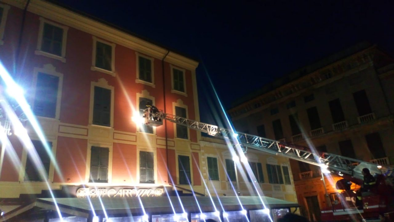 Chiavari: persiane pericolanti in piazza Matteotti, l’intervento dei vigili del fuoco