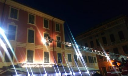 Chiavari: persiane pericolanti in piazza Matteotti, l'intervento dei vigili del fuoco