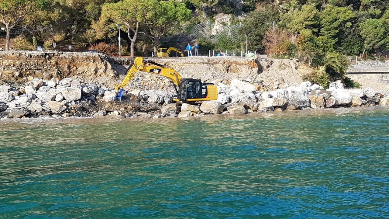 Danni della mareggiata, iniziati lavori di ripristino al parcheggio di punta Pedale