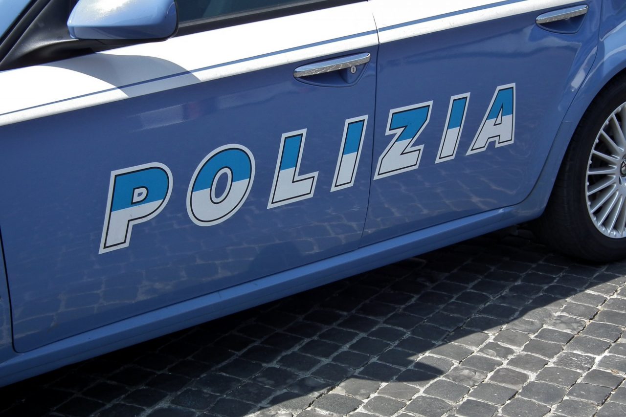 Selfie con la pistola dello zio, denunciato 45enne