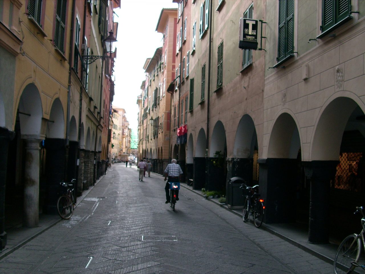 Chiavari, musica e danza in via Vittorio Veneto