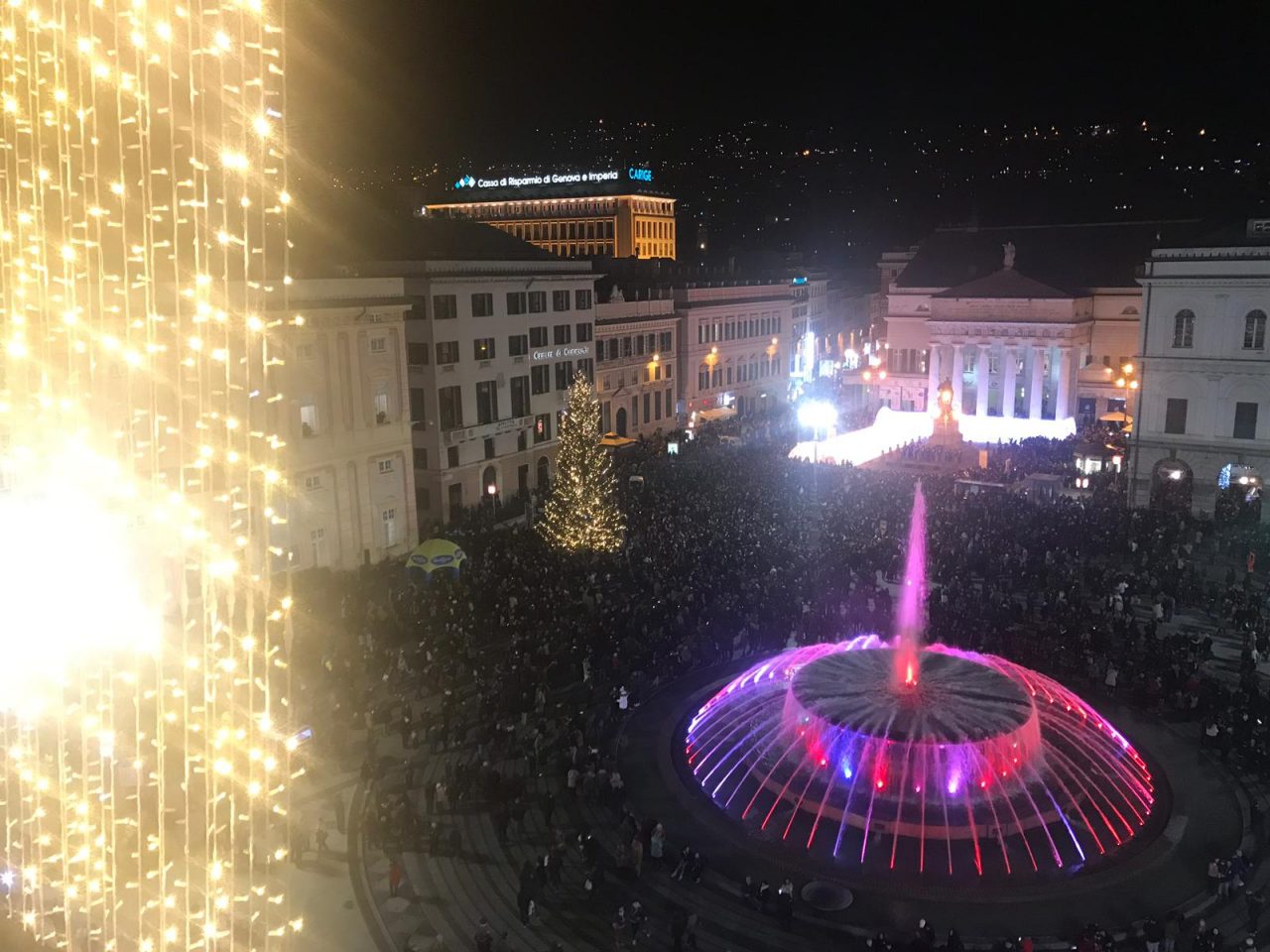 Accesi gli alberi e il “tunnel di luce” a Genova, Toti: «Siamo una comunità che deve essere orgogliosa di come ha saputo reagire»