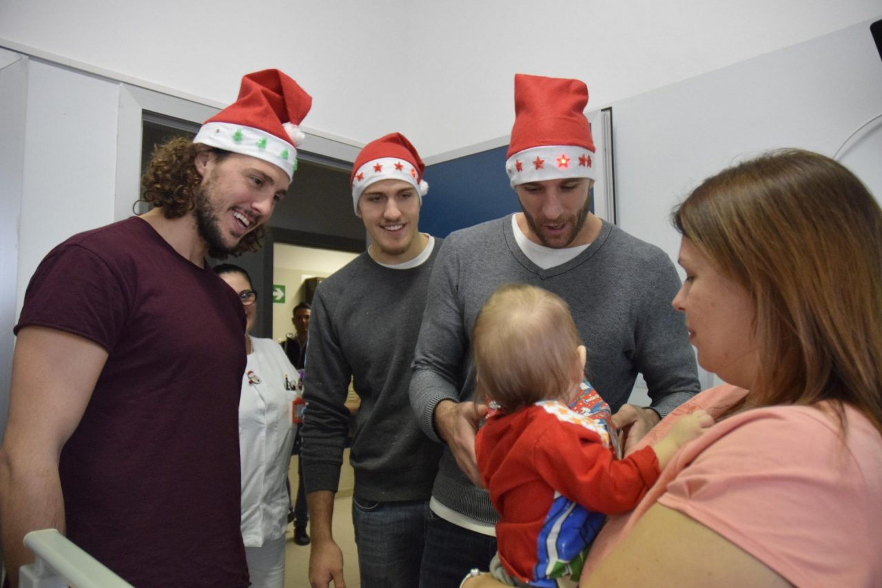 I giocatori della Pro Recco “Babbi Natale” per i bambini del Gaslini