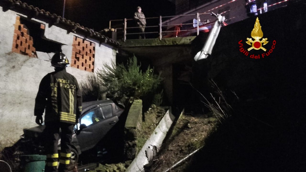 Auto precipita da un muraglione e impatta contro un edificio