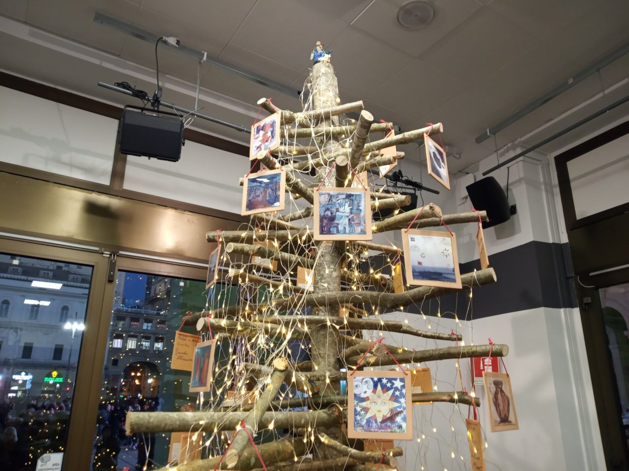 Inaugurato in Regione l’albero di Natale con le opere dedicate ai morti del ponte Morandi