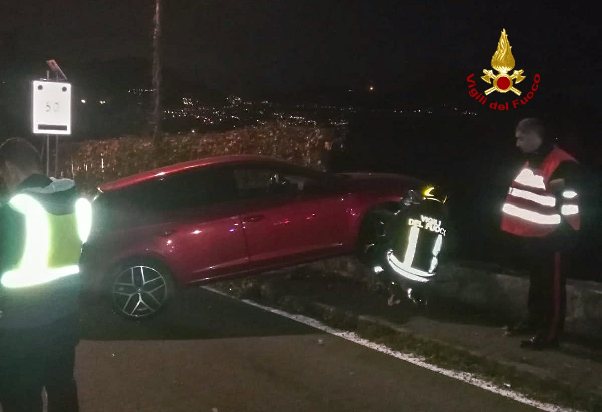 Incidente stradale con fuga di gas, paura nella notte