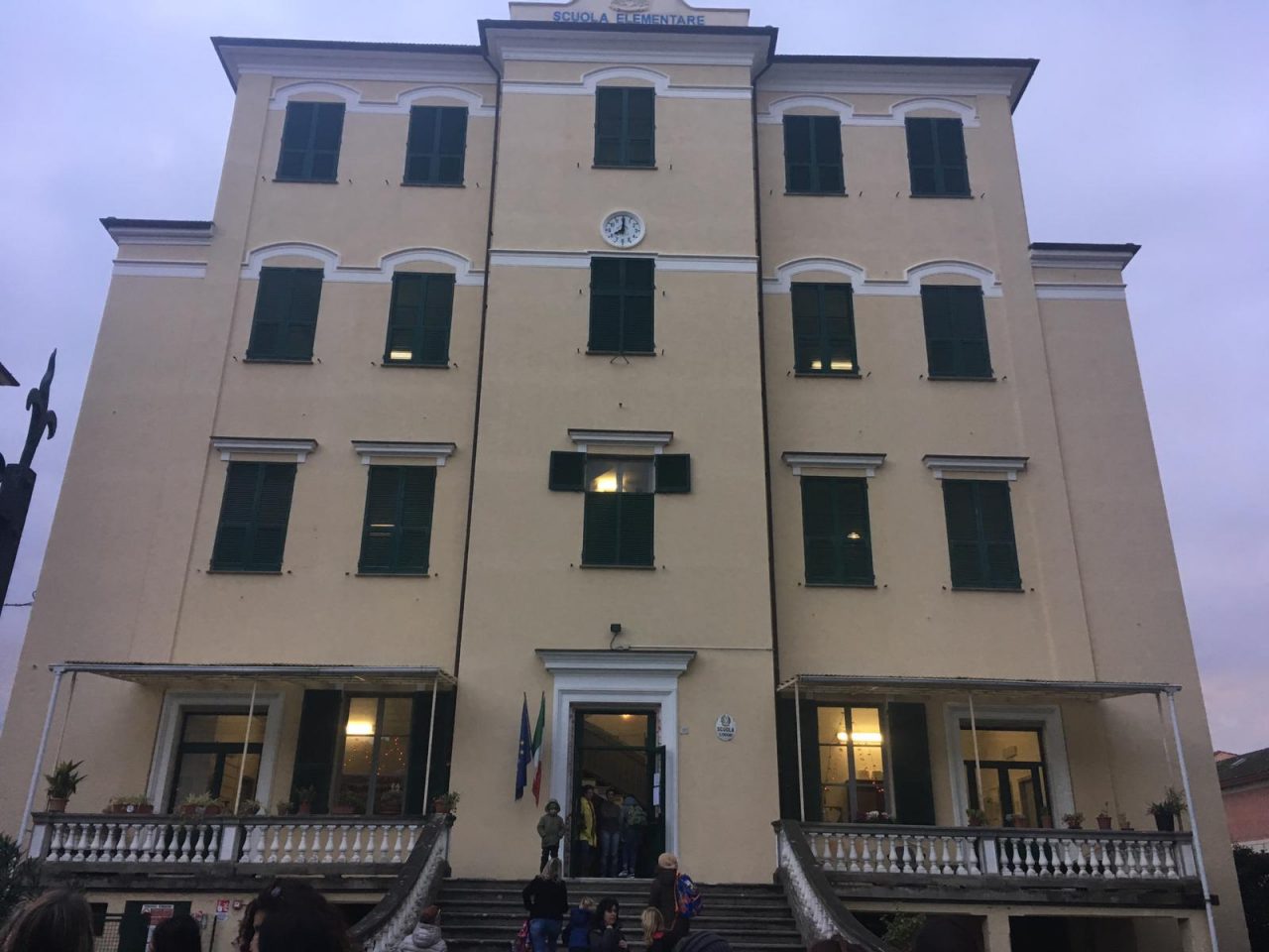 Persiane pericolanti a scuola, i bambini restano “al buio”