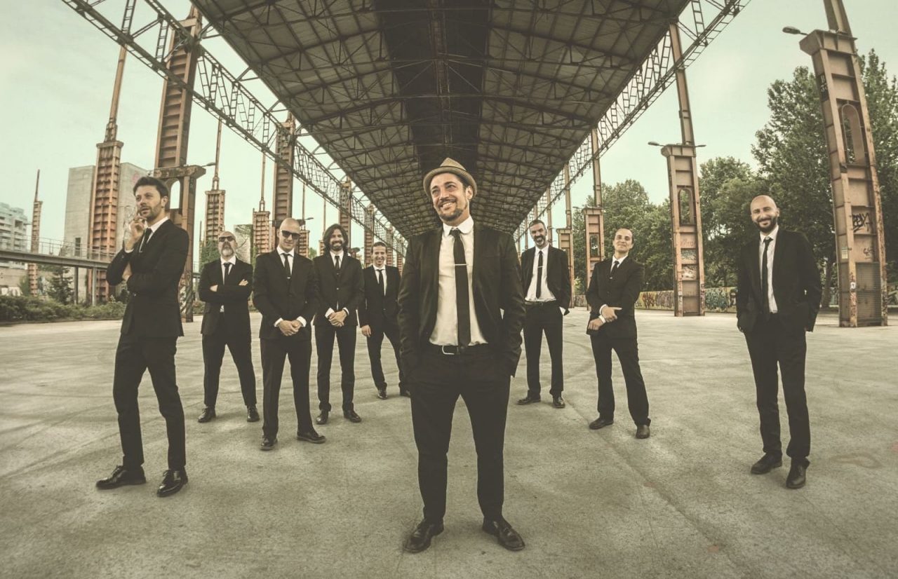 In piazza Mazzini l’energia della Bandakadabra Brass band