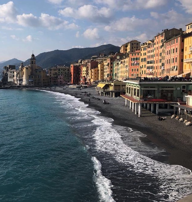 Vendeva merce griffata false, denunciato 55enne a Camogli