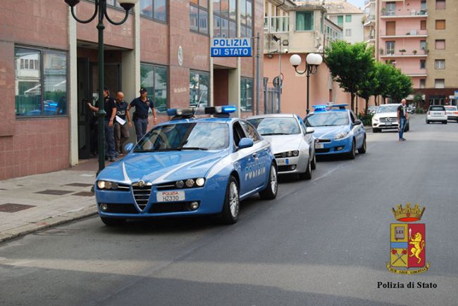 Brandiva una bottiglia di vetro e inseguiva passanti, arrestato 31enne