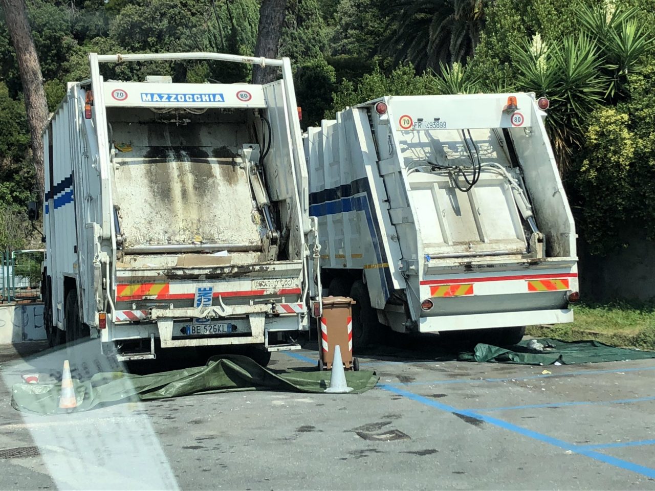 Raccolta rifiuti a due passi da dove giocano i bambini, la denuncia di angavaL