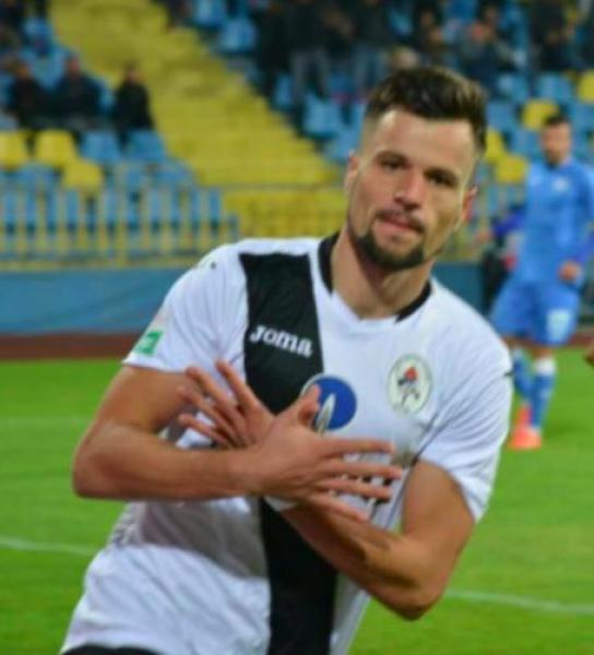 Chiavari, scappa dalla guerra giocando a pallone