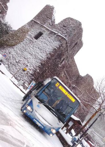 Neve fuori stagione, un bus di studenti bloccato al lago di Giacopiane