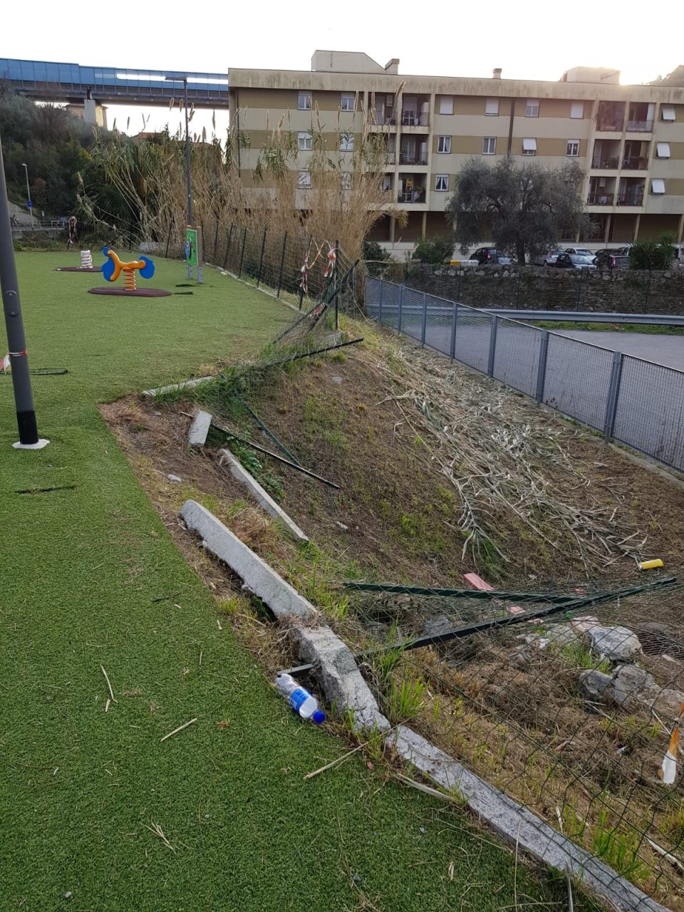 Incuria e degrado ai Giardini Nicola Fele, la denuncia di Noi di Chiavari