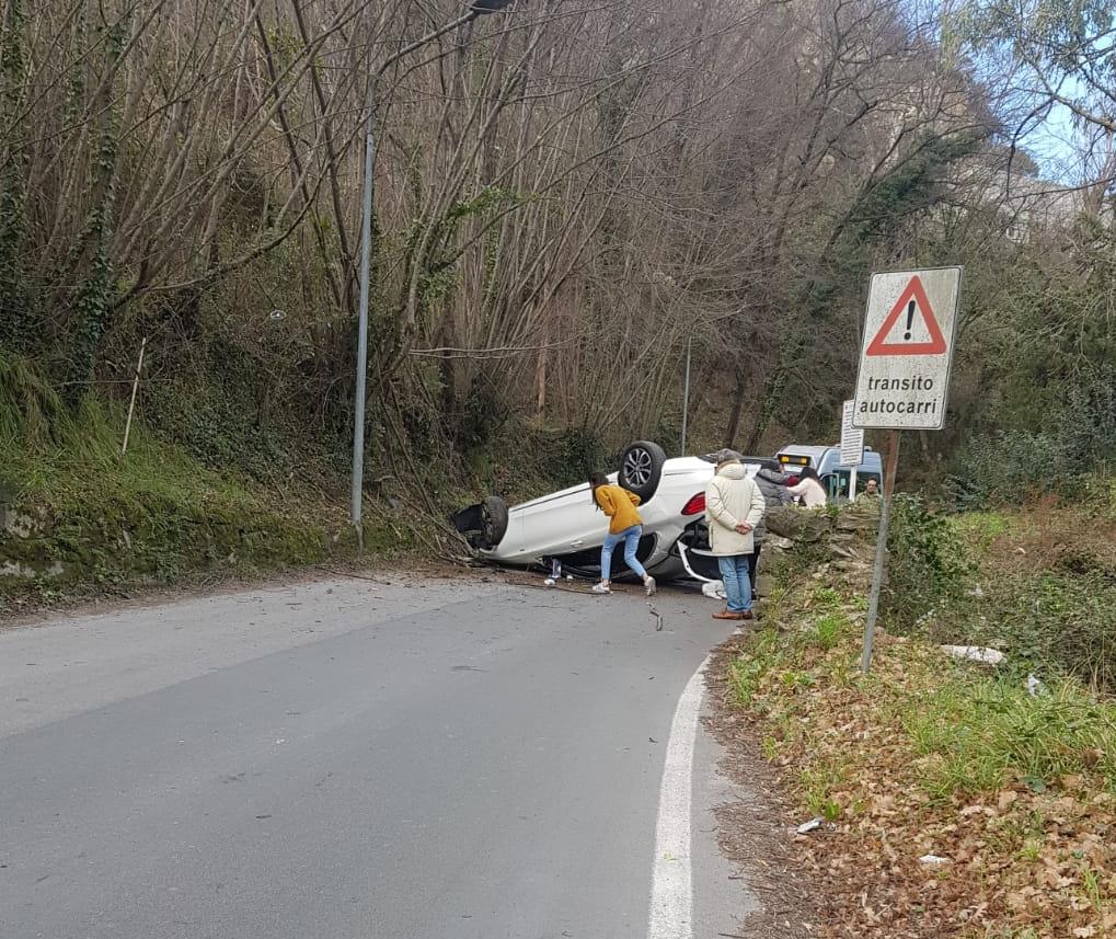 Auto si ribalta a Rapallo, tre feriti