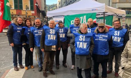 Rapallo, in piazza i "gilet azzurri" di Forza Italia