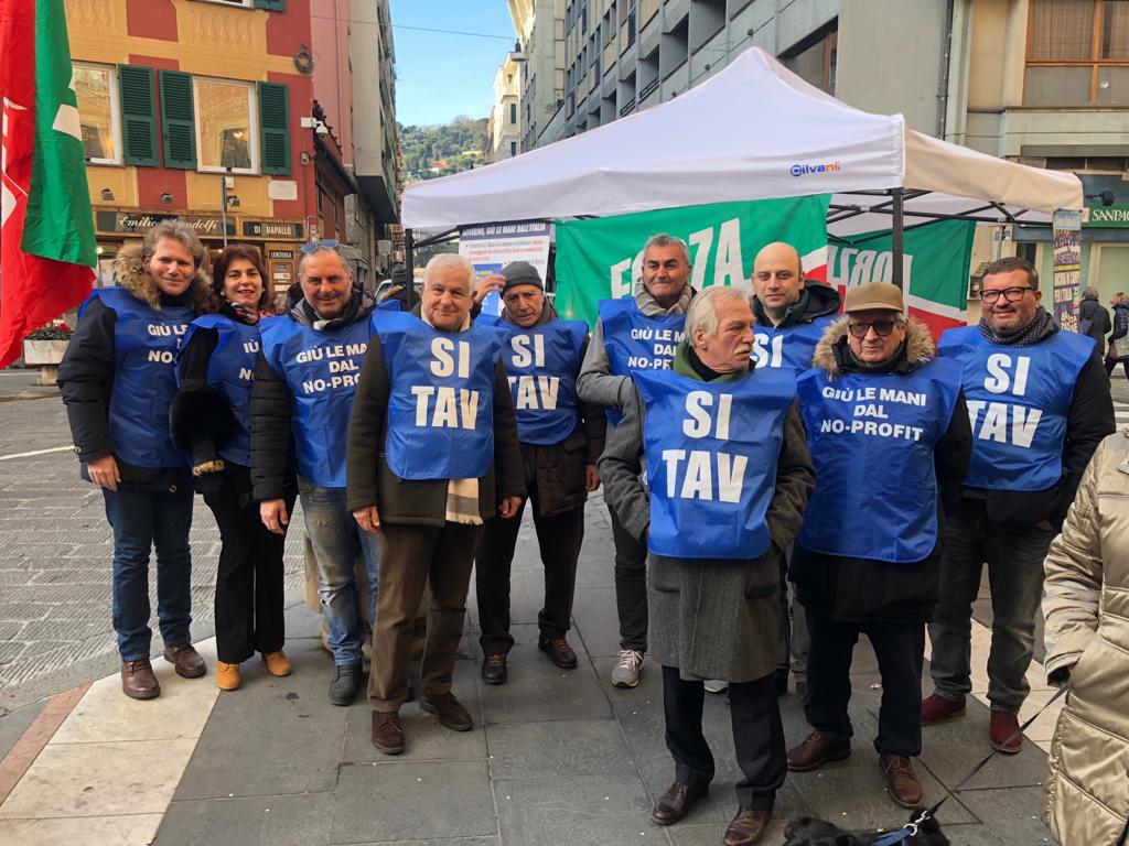 Rapallo, in piazza i “gilet azzurri” di Forza Italia