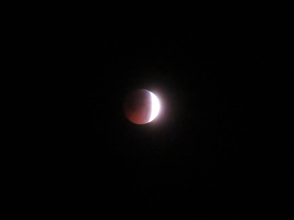 Lo spettacolo della Luna Rossa incanta anche il Levante ligure
