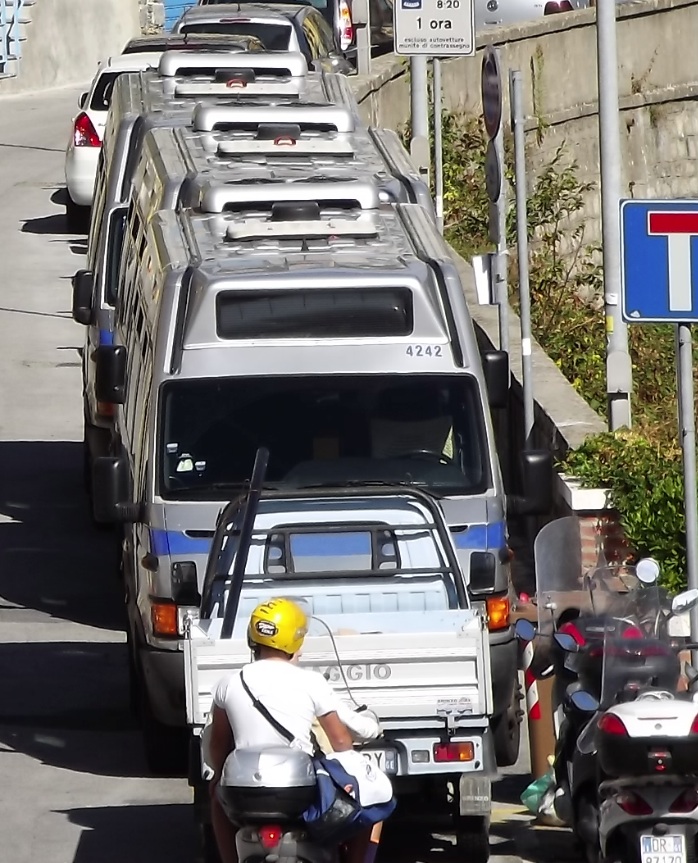 Morta la donna che cadde dal bus a Sori: tre indagati in Atp per omicidio colposo