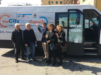 La ricetta per la carenza di stalli? Parcheggi gratuiti e Free City Bus